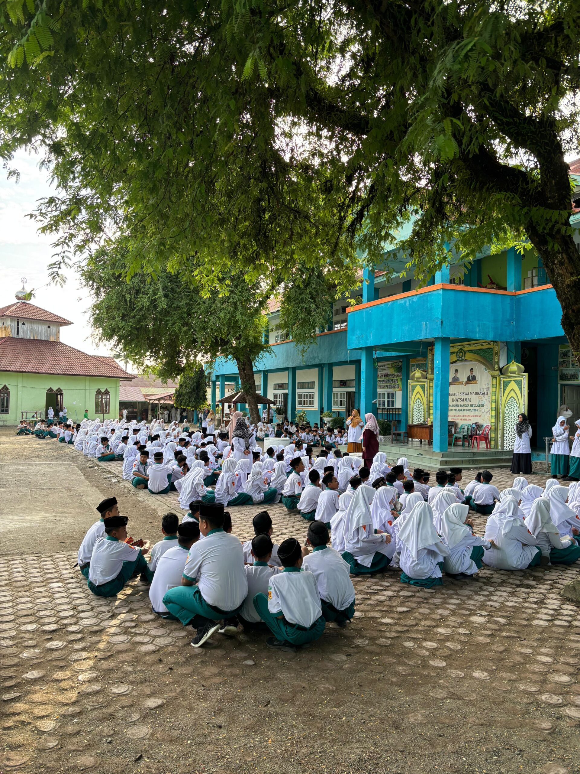 Membangun Karakter Setiap Pagi: Tradisi Membaca Al-Quran dan Pemeriksaan Seragam Di MTsS Harapan Bangsa